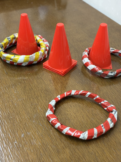 スタッフが準備した輪投げ。楽しみながら腕を動かし、狙って投げる運動にもなります。